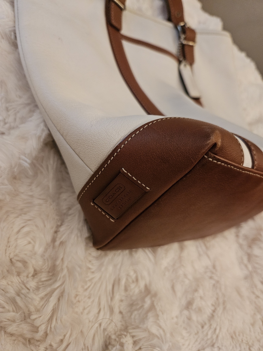 Coach✨️2004 Hamptons Two Toned Leather Tote Bag - Picture 4 of 16